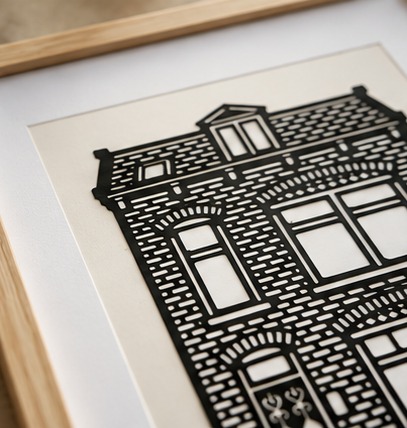 Close-up van het baksteen- en raamwerk van het silhouet